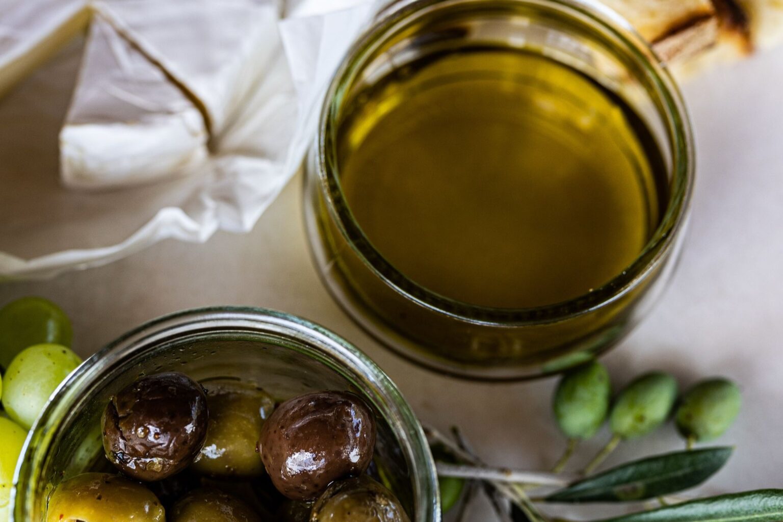 Jak powstaje oliwa Extra Virgin? Od zbioru oliwek do butelki